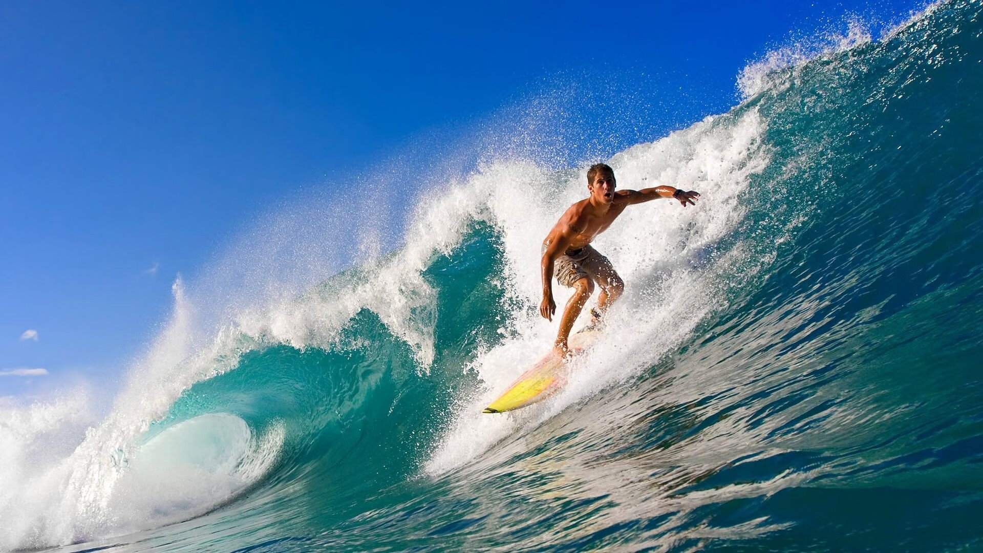 国内足球联赛球队轮番换阵，比赛局势扑朔迷离，中国足球队换人