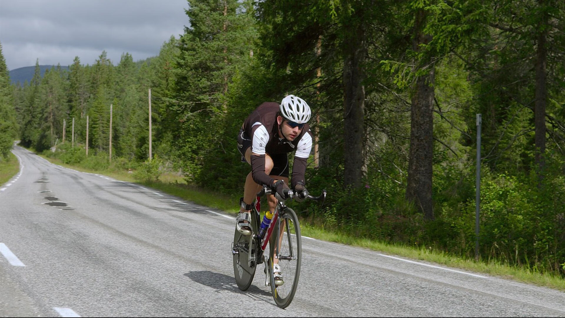 扎齐在巴黎奥运会男足比赛中展现出强大的防守能力,男足奥运巴西
